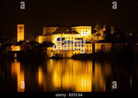Vista notturna dell'Isola di San Giulio in mezzo al lago d'Orta presi da Orta San Giulio, Piemonte, Italia Foto Stock