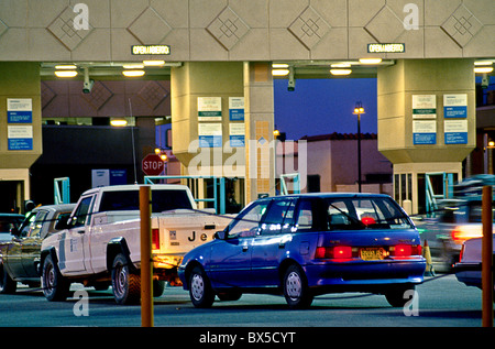 In direzione nord la notte le linee di traffico fino a entrare negli Stati Uniti dal Messico sul confine internazionale checkpoint a Douglas, AZ Foto Stock