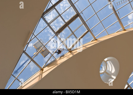 Pulizia finestre lucernario sul tetto a bluewaters Foto Stock