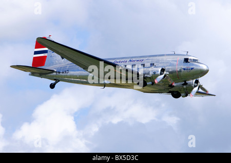 Douglas C-53D Skytrooper ( CC-3A Dakota ) facendo una bassa flypast a Duxford Flying Legends Airshow di Foto Stock