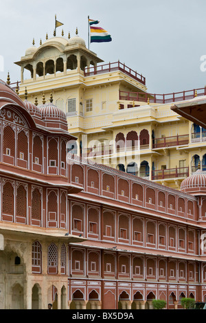 Chandra Mahal nel palazzo di città a Jaipur con bandiera indiana battenti sul pennone di Mughal Rajput e stile architettonico Foto Stock