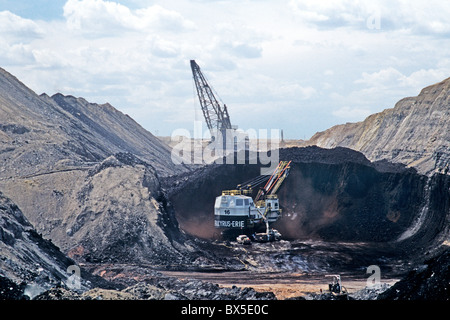 Il carbone miniere di superficie, Bucyrus elettrico lo scavo di pala da carbone seam Foto Stock