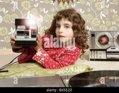 Fotocamera foto retrò bambina in camera vintage wallpaper Foto Stock