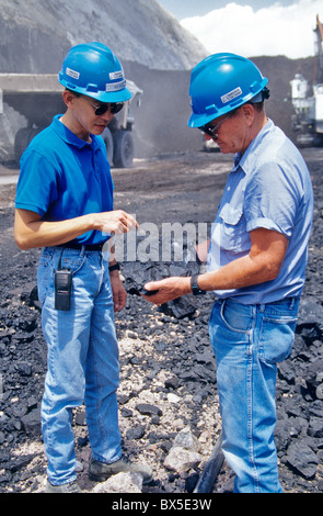 Ingegnere spiega la qualità di "carbone" esemplare al visitatore. Foto Stock