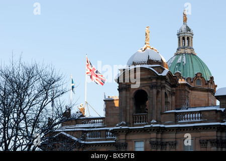 Union Jack flag battenti in inverno il sole sul Bank of Scotland Headquarters Building sulla Montagnola, Edimburgo, Scozia Foto Stock