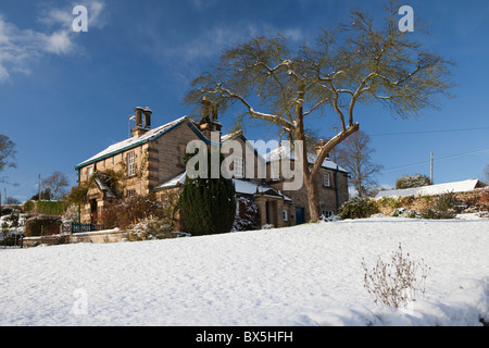 Una coperta di neve casa nel villaggio di Edensor Chatsworth Derbyshire Peak District Inghilterra Foto Stock