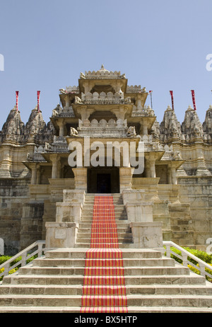 L'ingresso principale della marmo scolpito tempio Jain di Ranakpur, Rajasthan, India, Asia Foto Stock