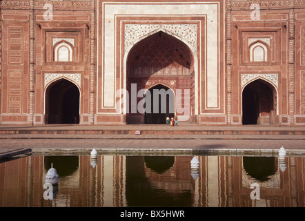 La moschea accanto alla tomba principale al Taj Mahal, Agra, Uttar Pradesh, India, Asia Foto Stock