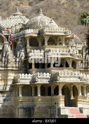 La parte esterna delle principali marmo scolpito tempio Jain di Ranakpur, Rajasthan, India, Asia Foto Stock