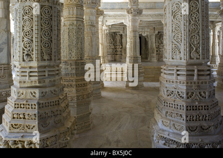 La moltitudine di marmo scolpito interno del principale tempio Jain di Ranakpur, Rajasthan, India, Asia Foto Stock