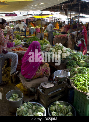 Un mercato alimentare in Pushkar, Rajasthan, India, Asia Foto Stock