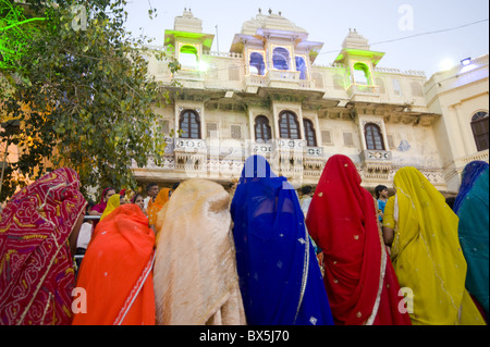 Le donne indossano sari colorati al Mewar festival sul lago Pichola, Udaipur, Rajasthan, India, Asia Foto Stock