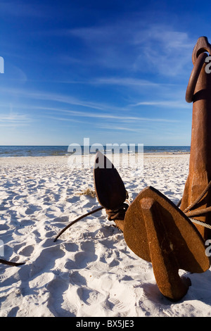 La grossa ancora sulla spiaggia di sabbia Foto Stock