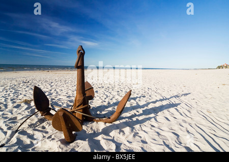 La grossa ancora sulla spiaggia di sabbia Foto Stock