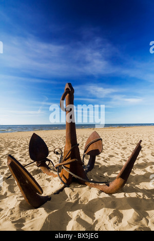 La grossa ancora sulla spiaggia di sabbia Foto Stock