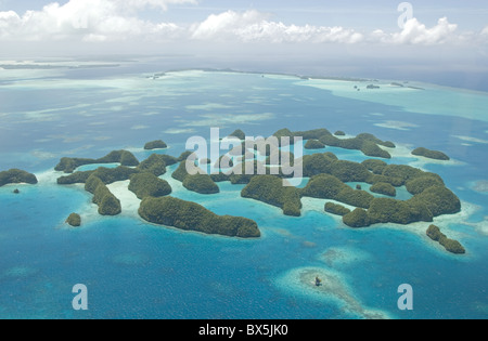Settanta isole, foresta coperta di roccia calcarea, riserva naturale protetta, in modo che può essere visto solo da aria, Palau, Stati Federati di Micronesia Foto Stock