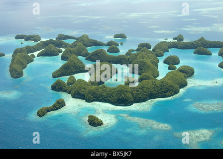 Settanta isole, foresta coperta di roccia calcarea, riserva naturale protetta, in modo che può essere visto solo da aria, Palau, Stati Federati di Micronesia Foto Stock