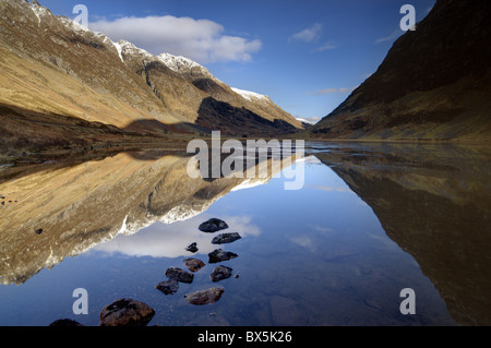 Vista invernale sul Loch Achtriochtan lungo Glencoe con montagne innevate e riflessioni, Glencoe, Highland, Scotland, Regno Unito Foto Stock