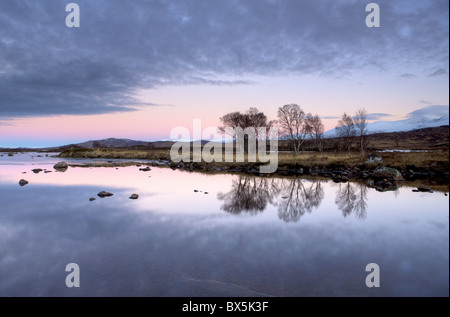 Sera vista sulla calma piatta Loch Ba, Rannoch Moor, vicino a Fort William, Highland, Scotland, Regno Unito Foto Stock