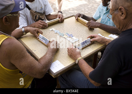 Gli uomini anziani la riproduzione dei dominos su strada in Trinidad, Cuba, West Indies, America Centrale Foto Stock