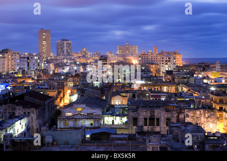 Vista sul centro di Avana di notte da Hotel Siviglia che mostra il contrasto del vecchio, Havana, Cuba Foto Stock