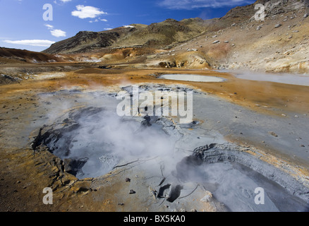 Drammatico paesaggio vulcanico con mudpools bollente in area geotermale sulla penisola di Reykjanes, vicino a Keflavik, Islanda Foto Stock