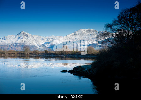 Guardando attraverso il Glaslyn estuario per Cnicht e Moelwyn Mawr montagne, Parco Nazionale di Snowdonia, Wales UK - freddo giorno d'inverno Foto Stock