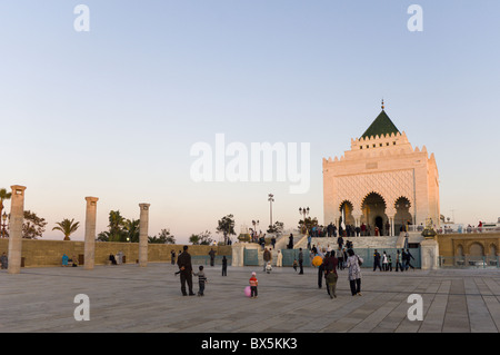 I visitatori a piedi tra le colonne all'Incompiuta Moschea Hassan e il Mausoleo di Mohammed V, Rabat, Marocco, Africa del Nord Foto Stock