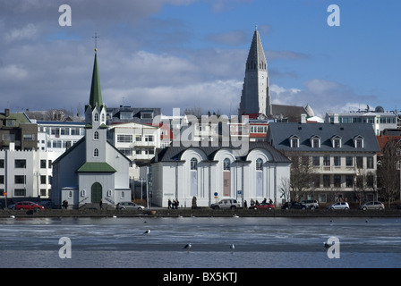 Vista su Tjornin (stagno) alla Chiesa e alla cattedrale, Reykjavik, Islanda, regioni polari Foto Stock