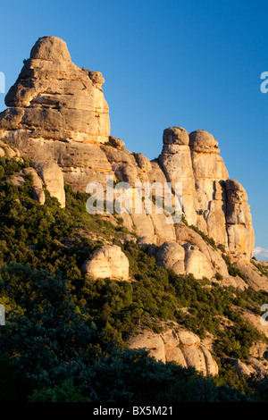 Crepuscolo presso Les Agulles, parco naturale della montagna di Montserrat, Barcellona, Spagna Foto Stock