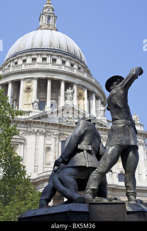 Vigili del Fuoco Nazionale Memorial fuori la Cattedrale di Saint Paul, Londra, Inghilterra, Regno Unito, Europa Foto Stock