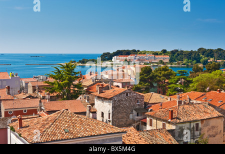 Mare Adriatico costa di vecchia città croata di Porec Angolo di Alta Vista. Istria Provincia di Croazia. Popolare destinazione turistica. Foto Stock