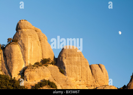 Crepuscolo presso Les Agulles, parco naturale della montagna di Montserrat, Barcellona, Spagna Foto Stock