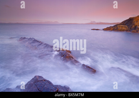 Tramonto al Mellon Udrigle, le onde e le rocce, Wester Ross, a nord-ovest della Scozia, Regno Unito, Europa Foto Stock