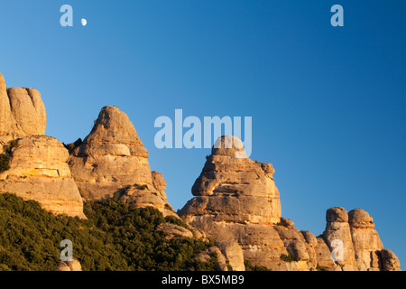 Crepuscolo presso Les Agulles, parco naturale della montagna di Montserrat, Barcellona, Spagna Foto Stock