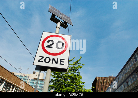 Solare pannelli fotovoltaici al di sopra di un segno Croydon South London REGNO UNITO Foto Stock