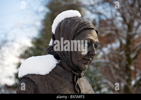 Dettaglio di Moravian donna e bambino, una scultura da Peter Walker a Droylsden, Tameside, Manchester, Inghilterra, Regno Unito Foto Stock