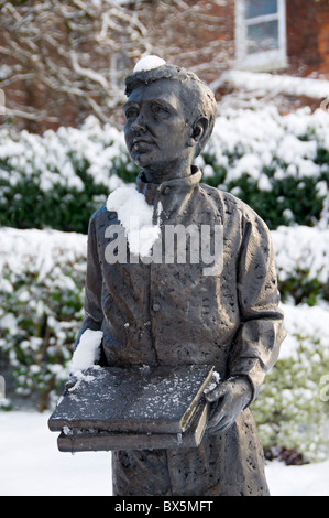 Dettaglio di Moravian donna e bambino, una scultura da Peter Walker a Droylsden, Tameside, Manchester, Inghilterra, Regno Unito Foto Stock