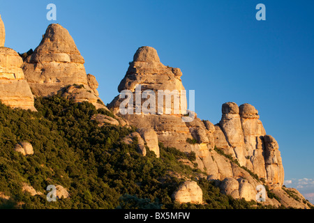 Crepuscolo presso Les Agulles, parco naturale della montagna di Montserrat, Barcellona, Spagna Foto Stock