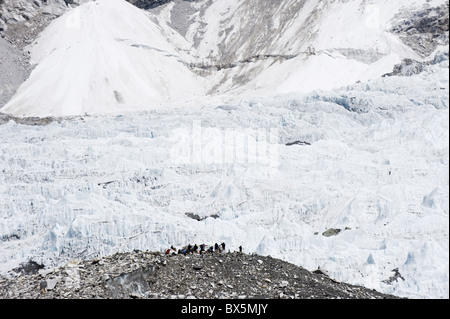 Trekking al di sotto del Western Cwm ghiacciaio al Campo Base Everest, Solu Khumbu Everest Regione, Parco Nazionale di Sagarmatha, Nepal Foto Stock