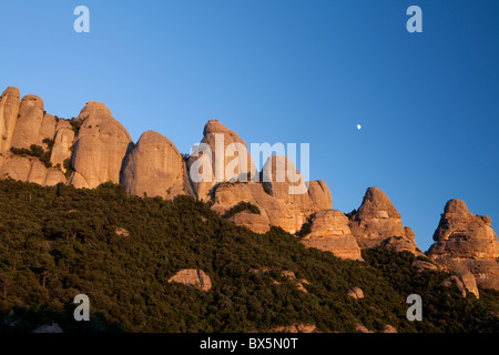 Crepuscolo presso Les Agulles, parco naturale della montagna di Montserrat, Barcellona, Spagna Foto Stock