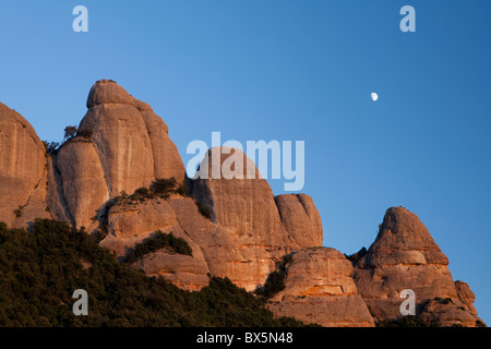 Crepuscolo presso Les Agulles, parco naturale della montagna di Montserrat, Barcellona, Spagna Foto Stock