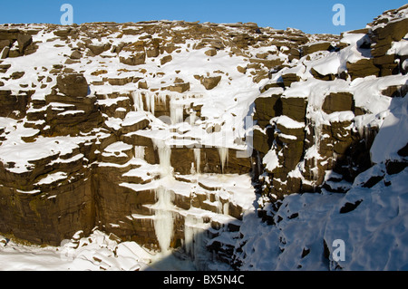 Ghiaccioli su Kinder rovina, sul bordo della Kinder Scout altopiano vicino Hayfield, Peak District, Derbyshire, England, Regno Unito Foto Stock