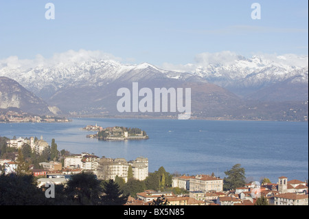 Montagne innevate sopra Stresa, Isola Bella e Isola Superiore, Isole Borromee, Lago Maggiore, Piemonte, Italia Foto Stock