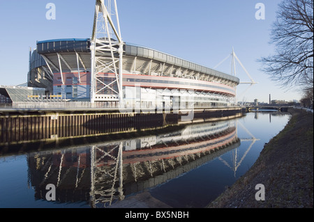 La riflessione del Millennium Stadium nel fiume Taff, Cardiff, Galles, Regno Unito, Europa Foto Stock
