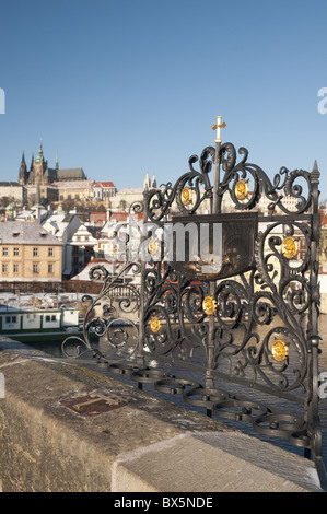 San Giovanni di Nepomuk santuario con croce al Ponte Carlo, Sito Patrimonio Mondiale dell'UNESCO, Praga, Repubblica Ceca Foto Stock