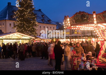 Mercatino di Natale con bancarelle, persone e albero di Natale al crepuscolo, Markt Square, Annaberg-Bucholz, in Sassonia, Germania, Europa Foto Stock