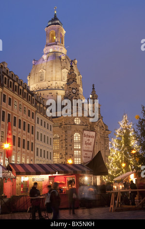 Mercatino di Natale bancarelle di fronte Frauen Chiesa e albero di Natale al crepuscolo, Neumarkt Innere Altstadt, Dresda, Germania Foto Stock