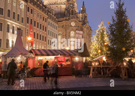 Mercatino di Natale bancarelle di fronte Frauen Chiesa e albero di Natale al crepuscolo, Neumarkt Innere Altstadt, Dresda, Germania Foto Stock