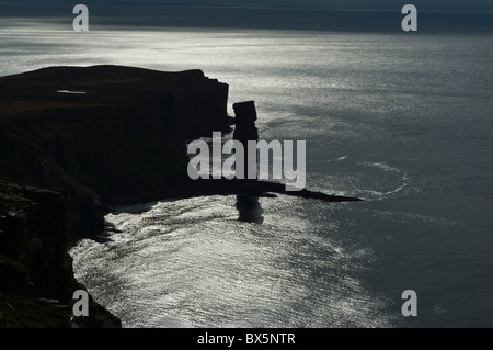 dh Old Man of Hoy HOY ORKNEY Silhouette of Old Man of Hoy Seastack and Hoy seacliff Coast Seascape Orkne Foto Stock